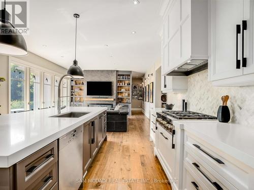 4086 Hickory Drive, Mississauga, ON - Indoor Photo Showing Kitchen With Upgraded Kitchen