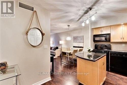 543 - 250 Wellington Street W, Toronto, ON - Indoor Photo Showing Kitchen