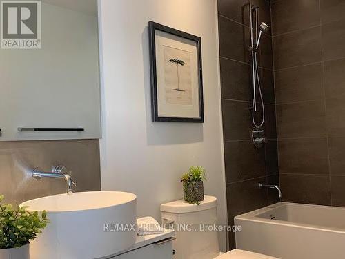 3002 - 185 Roehampton Avenue, Toronto, ON - Indoor Photo Showing Bathroom