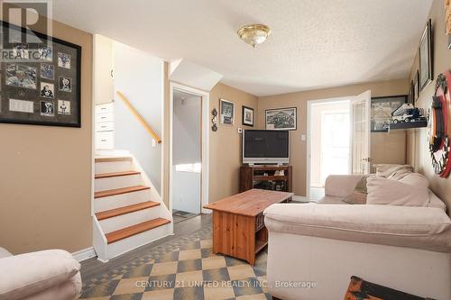 1026 Cumberland Avenue, Peterborough (Northcrest), ON - Indoor Photo Showing Living Room