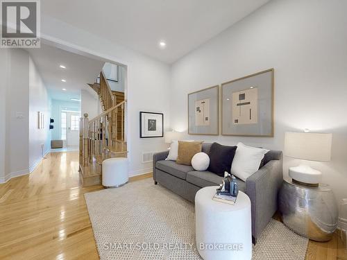 67 Paper Mills Crescent, Richmond Hill, ON - Indoor Photo Showing Living Room