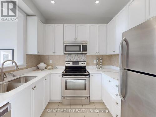 67 Paper Mills Crescent, Richmond Hill, ON - Indoor Photo Showing Kitchen With Double Sink