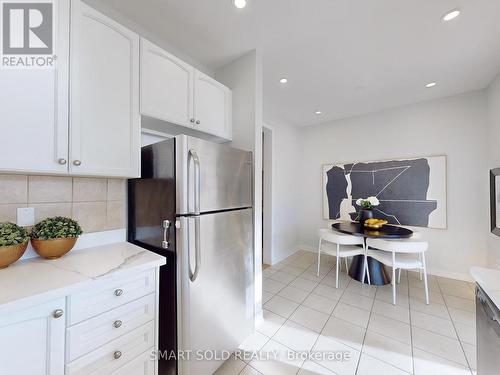 67 Paper Mills Crescent, Richmond Hill, ON - Indoor Photo Showing Kitchen