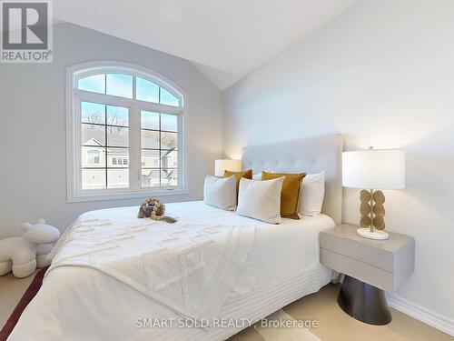 67 Paper Mills Crescent, Richmond Hill, ON - Indoor Photo Showing Bedroom