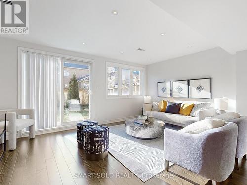 67 Paper Mills Crescent, Richmond Hill, ON - Indoor Photo Showing Living Room