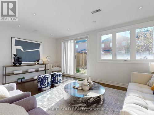 67 Paper Mills Crescent, Richmond Hill, ON - Indoor Photo Showing Living Room