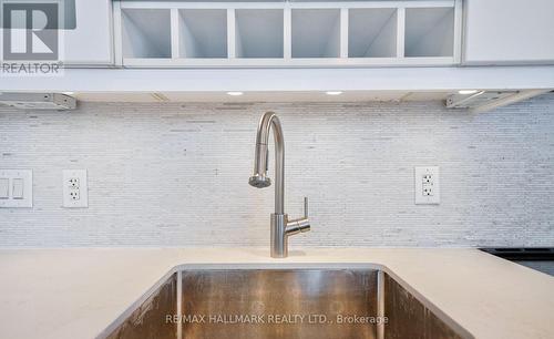 2831 - 7161 Yonge Street N, Markham, ON - Indoor Photo Showing Kitchen With Double Sink With Upgraded Kitchen