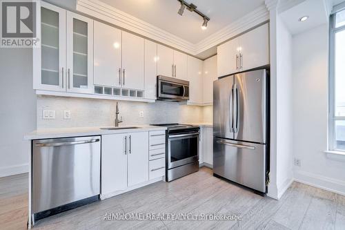 2831 - 7161 Yonge Street N, Markham, ON - Indoor Photo Showing Kitchen