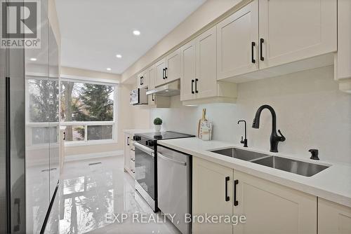 1037 Elizabeth Place, Oakville, ON - Indoor Photo Showing Kitchen With Double Sink With Upgraded Kitchen