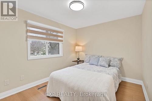 1037 Elizabeth Place, Oakville, ON - Indoor Photo Showing Bedroom