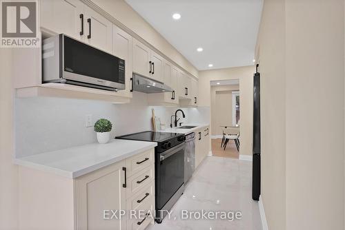 1037 Elizabeth Place, Oakville, ON - Indoor Photo Showing Kitchen