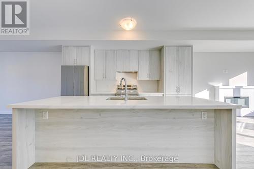 1328 Kobzar Dr Drive, Oakville, ON - Indoor Photo Showing Kitchen