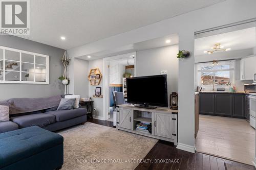 889 Warburton Crescent, Kingston (East Gardiners Rd), ON - Indoor Photo Showing Living Room