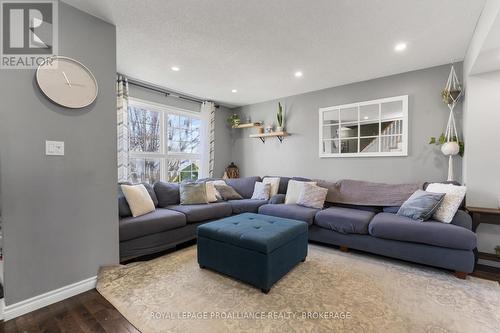 889 Warburton Crescent, Kingston (East Gardiners Rd), ON - Indoor Photo Showing Living Room