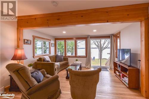 1639 Port Stanton Parkway, Washago, ON - Indoor Photo Showing Living Room