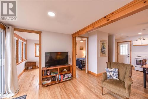 1639 Port Stanton Parkway, Washago, ON - Indoor Photo Showing Living Room