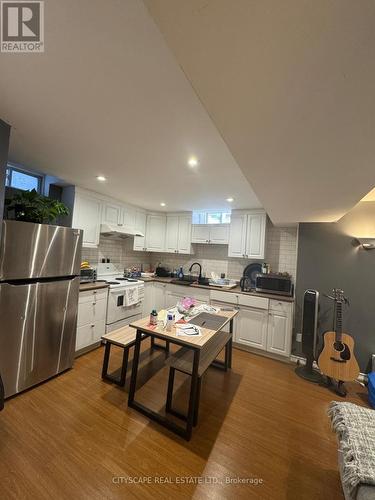 31 Dunlop Court, Brampton, ON - Indoor Photo Showing Kitchen