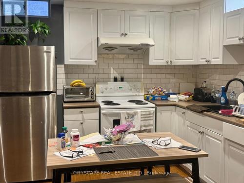 31 Dunlop Court, Brampton, ON - Indoor Photo Showing Kitchen