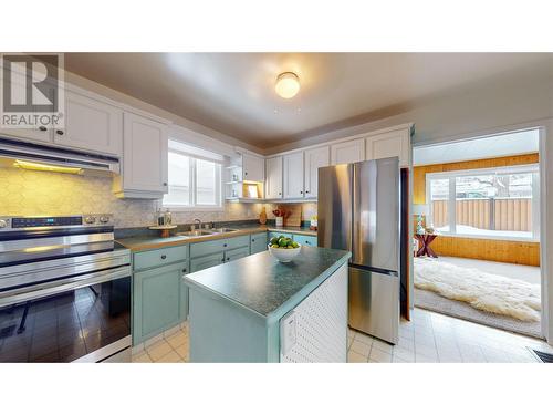 Kitchen - 445 2Nd Avenue, Kimberley, BC - Indoor Photo Showing Kitchen With Double Sink