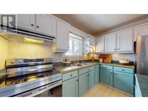 Kitchen - 445 2Nd Avenue, Kimberley, BC - Indoor Photo Showing Kitchen With Double Sink