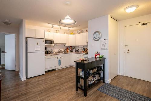 128 130 Quail Ridge Road, Winnipeg, MB - Indoor Photo Showing Kitchen