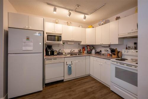 128 130 Quail Ridge Road, Winnipeg, MB - Indoor Photo Showing Kitchen With Double Sink