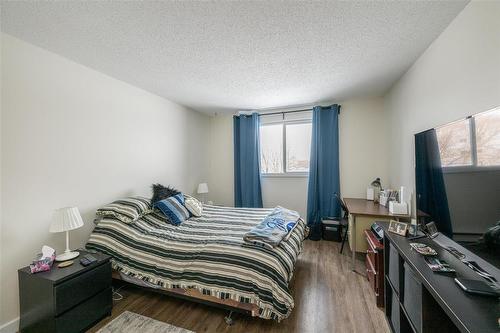 128 130 Quail Ridge Road, Winnipeg, MB - Indoor Photo Showing Bedroom