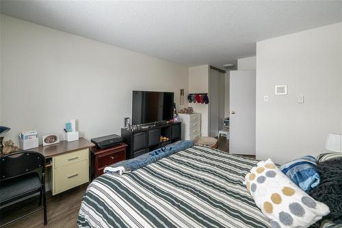 128 130 Quail Ridge Road, Winnipeg, MB - Indoor Photo Showing Bedroom