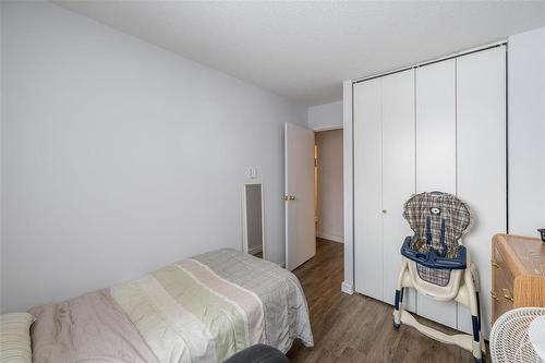 128 130 Quail Ridge Road, Winnipeg, MB - Indoor Photo Showing Bedroom