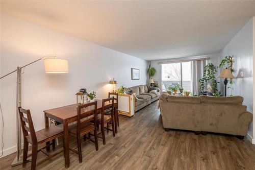 128 130 Quail Ridge Road, Winnipeg, MB - Indoor Photo Showing Living Room