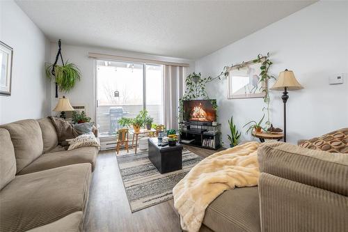 128 130 Quail Ridge Road, Winnipeg, MB - Indoor Photo Showing Living Room