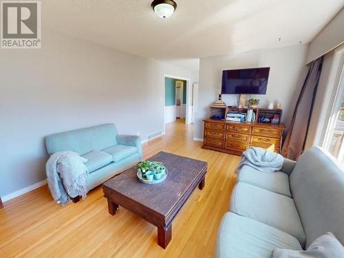 4229 Manson Ave, Powell River, BC - Indoor Photo Showing Living Room