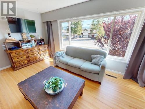 4229 Manson Ave, Powell River, BC - Indoor Photo Showing Living Room