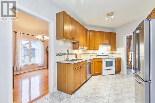 33 Waterbury Crescent, Scugog, ON - Indoor Photo Showing Kitchen With Double Sink