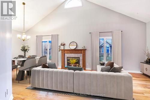 33 Waterbury Crescent, Scugog, ON - Indoor Photo Showing Living Room With Fireplace