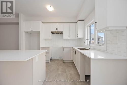 142 Sequin Street, Richmond Hill, ON - Indoor Photo Showing Kitchen With Upgraded Kitchen