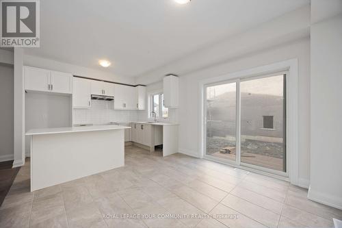 142 Sequin Street, Richmond Hill, ON - Indoor Photo Showing Kitchen With Upgraded Kitchen