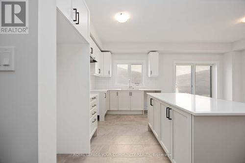 142 Sequin Street, Richmond Hill, ON - Indoor Photo Showing Kitchen With Upgraded Kitchen