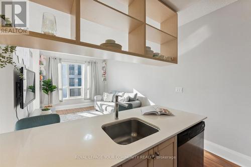 614 - 100 Harrison Garden Boulevard, Toronto, ON - Indoor Photo Showing Kitchen