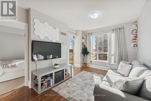 614 - 100 Harrison Garden Boulevard, Toronto, ON - Indoor Photo Showing Living Room