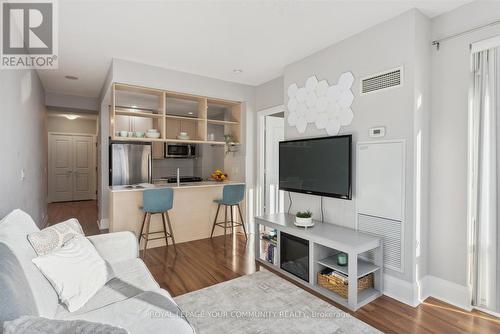 614 - 100 Harrison Garden Boulevard, Toronto, ON - Indoor Photo Showing Living Room