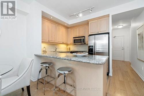 809 - 628 Fleet Street, Toronto, ON - Indoor Photo Showing Kitchen With Upgraded Kitchen