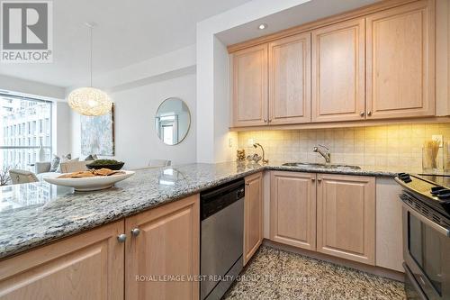 809 - 628 Fleet Street, Toronto, ON - Indoor Photo Showing Kitchen With Upgraded Kitchen