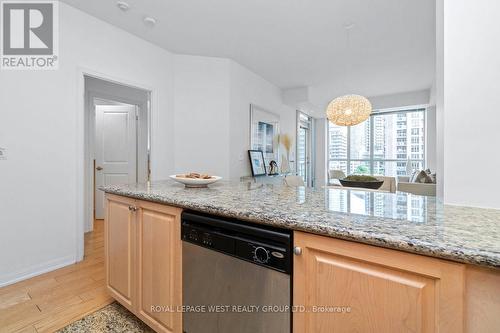 809 - 628 Fleet Street, Toronto, ON - Indoor Photo Showing Kitchen