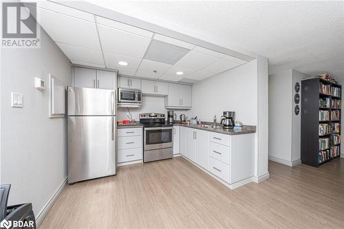 1240 Marlborough Court Unit# 805, Oakville, ON - Indoor Photo Showing Kitchen