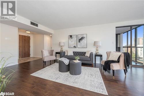 1240 Marlborough Court Unit# 805, Oakville, ON - Indoor Photo Showing Living Room