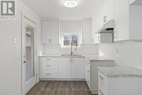 76 Grantham Avenue S, St. Catharines (450 - E. Chester), ON - Indoor Photo Showing Kitchen With Double Sink