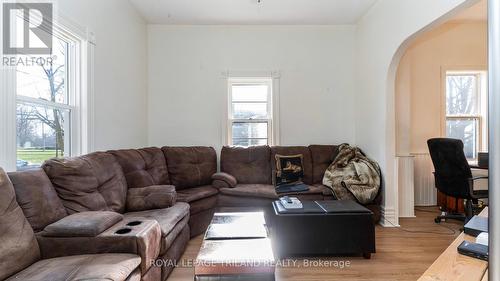 290 John Street, Warwick (Watford), ON - Indoor Photo Showing Living Room