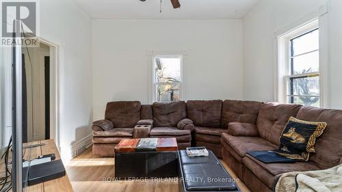 290 John Street, Warwick (Watford), ON - Indoor Photo Showing Living Room