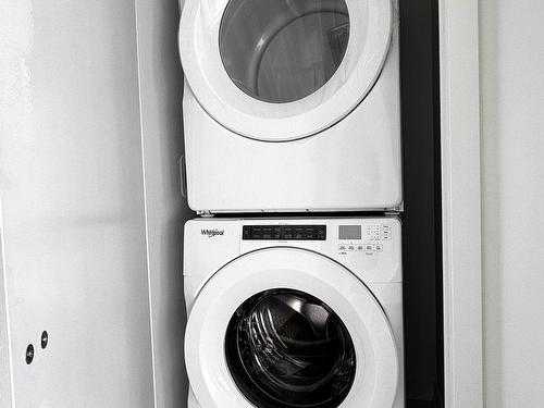 Lph22-395 Dundas St W, Oakville, ON - Indoor Photo Showing Laundry Room